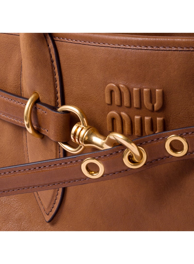 مياو مياو حقيبة ميو أفينتور من جلد النابا، حقيبة توت نسائية، حقيبة كتف نسائية، حقيبة يد نسائية، حقيبة كروس نسائية، حقيبة سفر نسائية، بني فاتح - 40 سم - Image 4