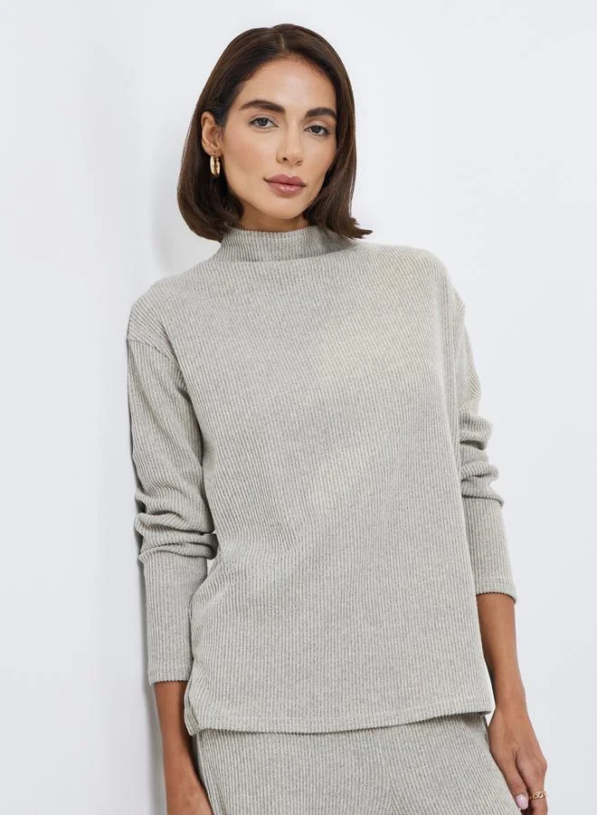 ستايلي بلوزة محبوكة مضلعة بأكتاف منخفضة وفتحة جانبية