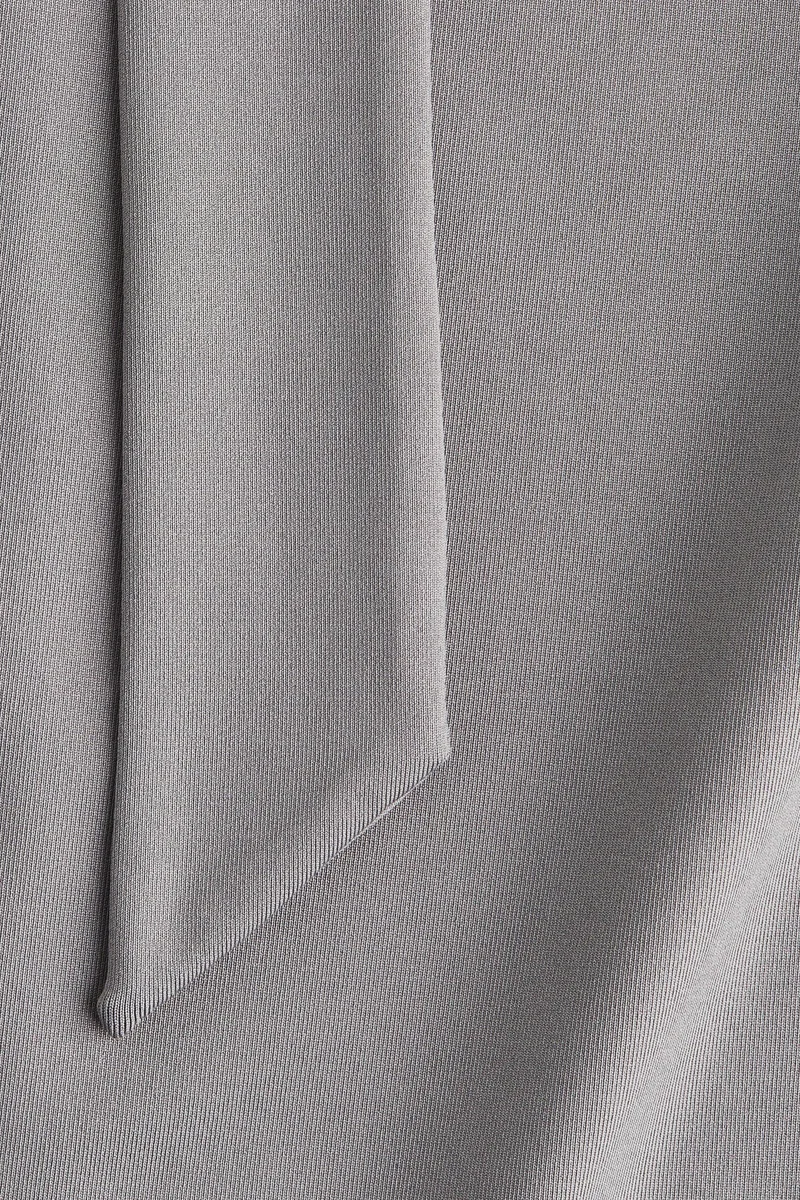 اتش اند ام بلوزة بتفاصيل وشاح