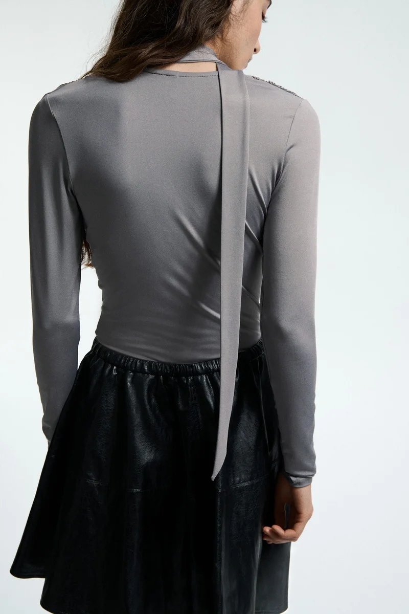 اتش اند ام بلوزة بتفاصيل وشاح