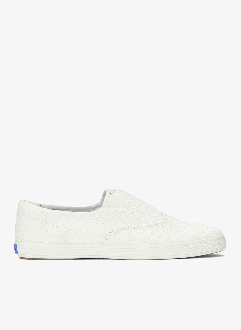 Keds حذاء كيدز النسائي تشامبيون كانفاس سليب أون - حذاء كاجوال كلاسيكي بدون أربطة أبيض - Image 1