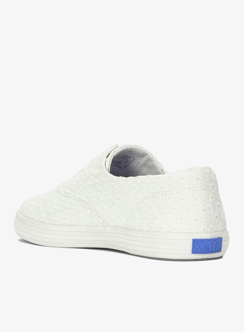Keds حذاء كيدز النسائي تشامبيون كانفاس سليب أون - حذاء كاجوال كلاسيكي بدون أربطة أبيض - Image 4