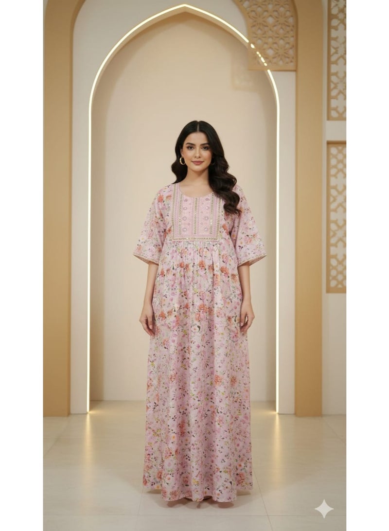 جلابية نسائية بطبعة زهور مع ياقة مطرزة - وردي - Image 3