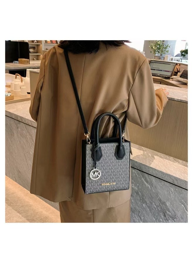 MK classic bag, can be converted into a crossbody bag, suitable for holding camera lenses. Classic themed design - Image 4