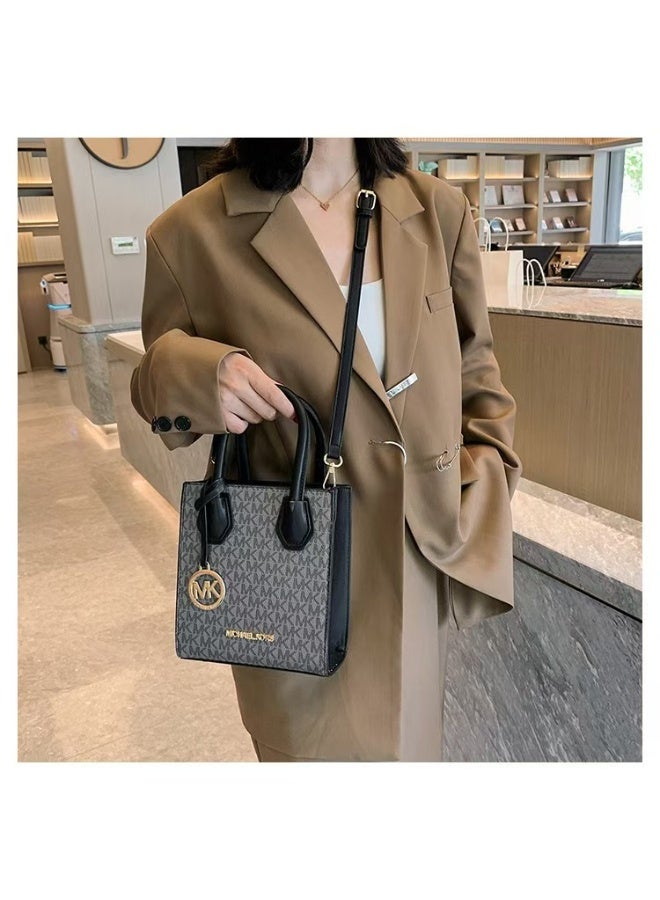 MK classic bag, can be converted into a crossbody bag, suitable for holding camera lenses. Classic themed design - Image 3