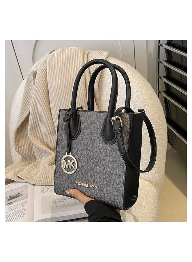 MK classic bag, can be converted into a crossbody bag, suitable for holding camera lenses. Classic themed design - Image 2