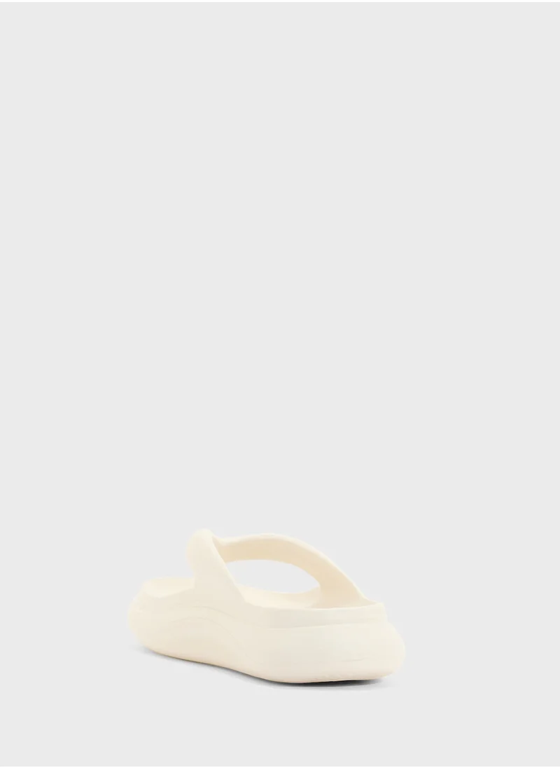 Karl Lagerfeld Skoona Ii Hotel Karl Thong Flip Flops