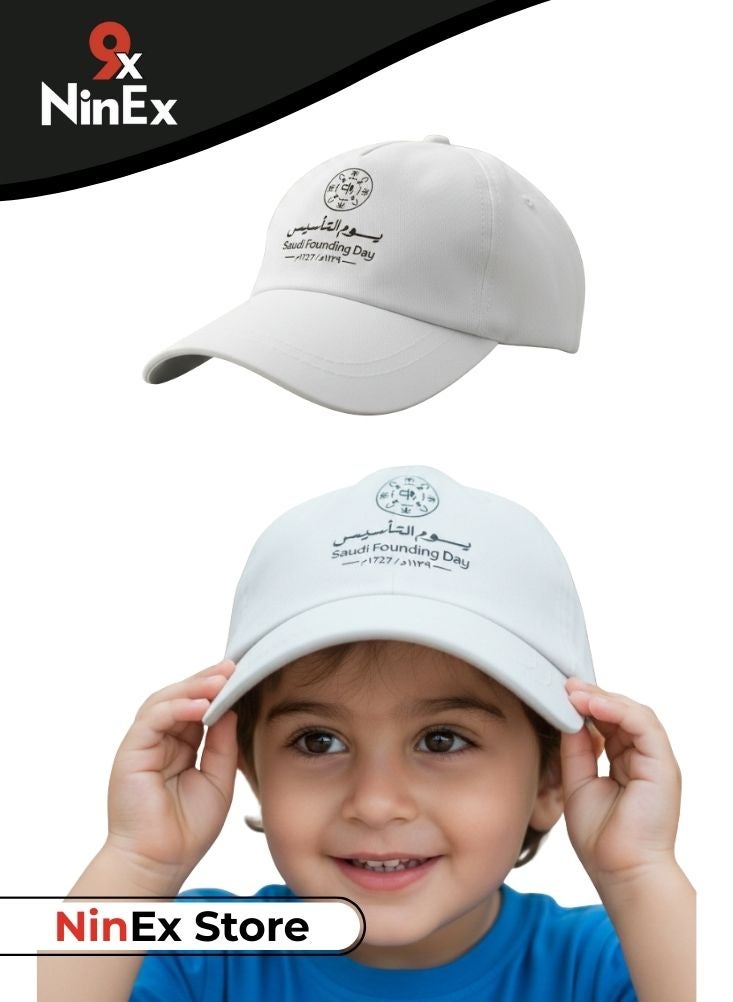 بريميم قبعة أطفال بمناسبة يوم تأسيس المملكة العربية السعودية - قبعة قطنية بيضاء خفيفة الوزن بشعار تراثي للمناسبات الخارجية - Image 1