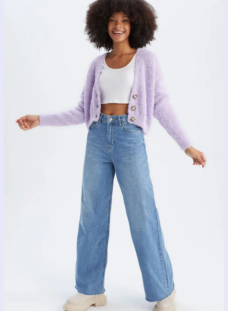 ديفاكتو Oversize V-Neck Buttoned Crop Cardigan