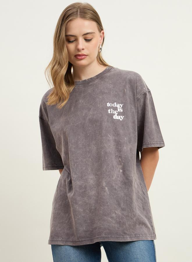 Styli Styli Acid Washed Foil Slogan Print Oversized Longline T-Shirt - Image 2