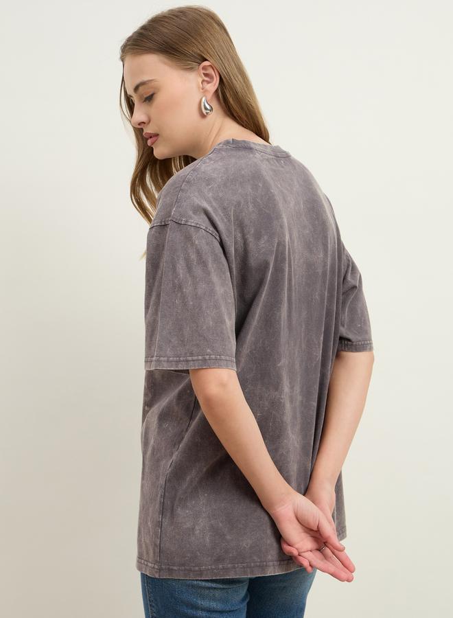 Styli Styli Acid Washed Foil Slogan Print Oversized Longline T-Shirt - Image 5