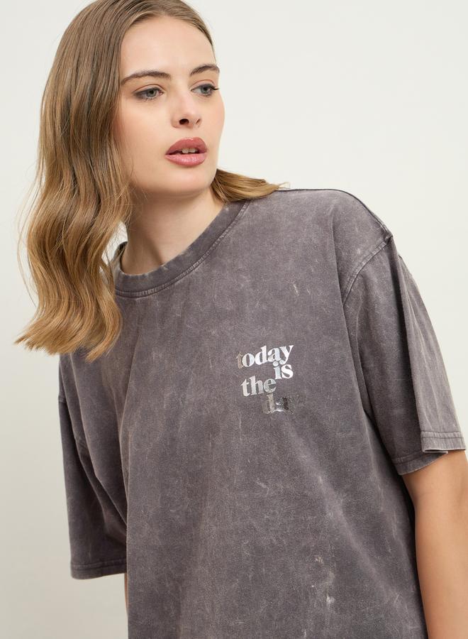 Styli Styli Acid Washed Foil Slogan Print Oversized Longline T-Shirt - Image 4