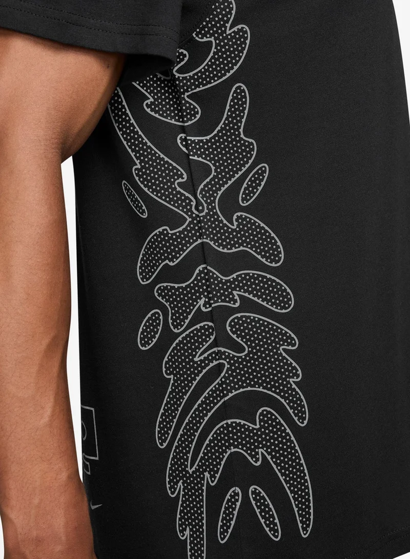 Nike BLACK Nsw Standard Cloud Air T-Shirt for Men | Best Price UAE