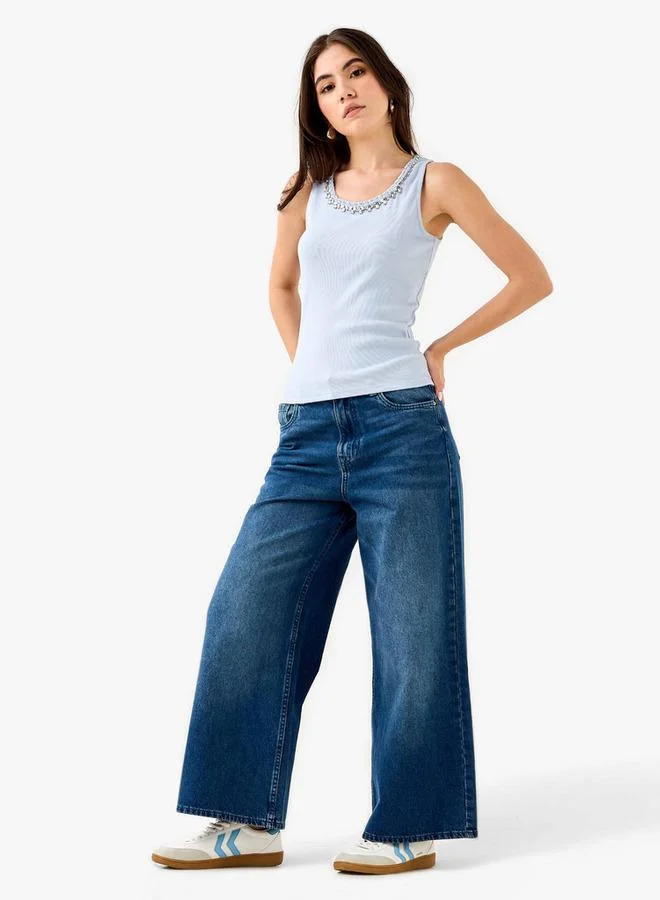 ايكونيك بلوزة بدون أكمام مزينة ومضلعة