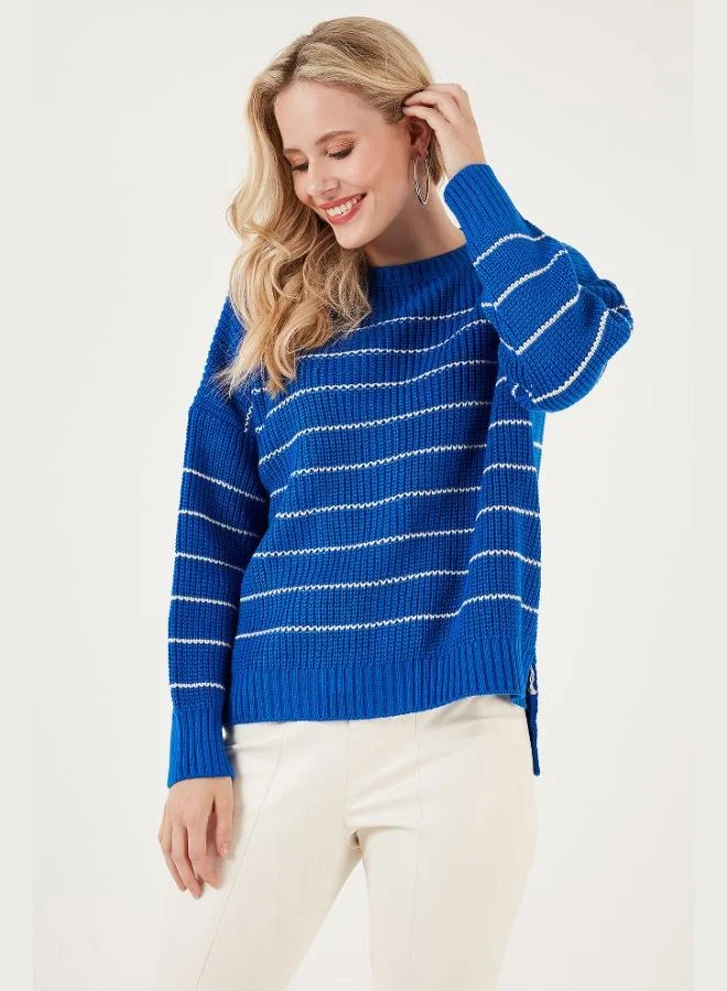 ليلا كنزة نسائية محبوكة بياقة مستديرة وخطوط طولية من الخلف