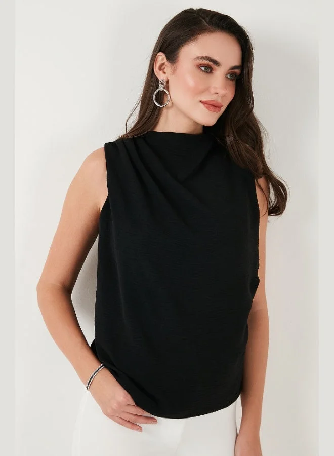 ليلا بلوزة نسائية بياقة واقفة وتفاصيل مجمعة على الكتف بقصة ضيقة