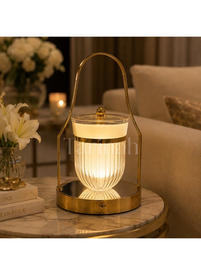 مصباح طاولة LED فاخر على شكل فانوس، ذهبي وزجاج مضلع شفاف، تصميم محمول، ارتفاع 28 سم - Image 3