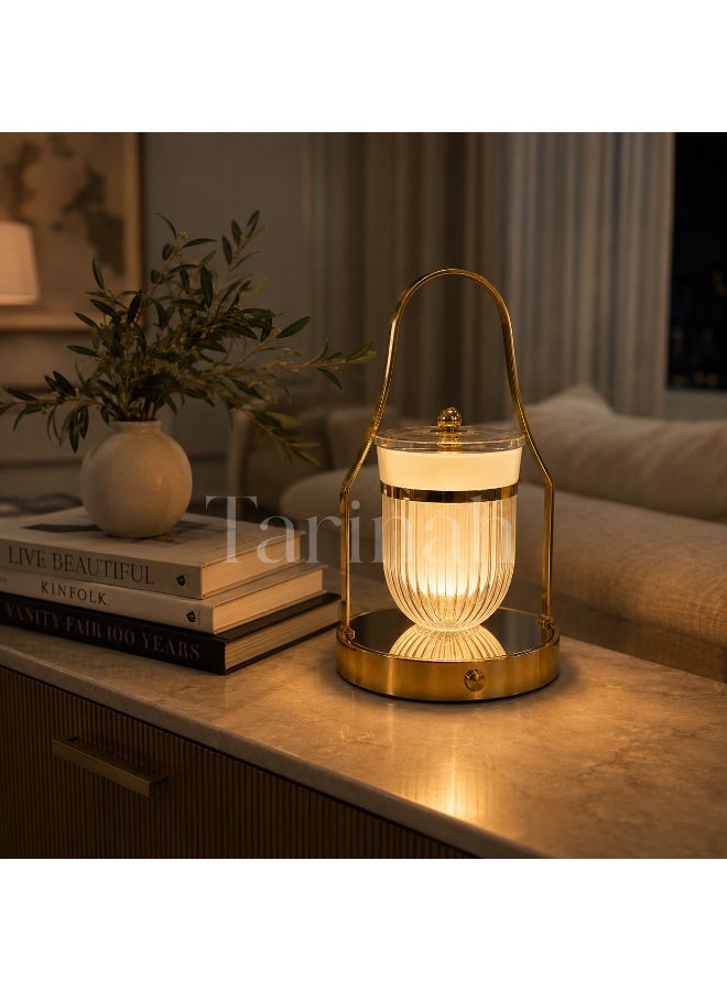 مصباح طاولة LED فاخر على شكل فانوس، ذهبي وزجاج مضلع شفاف، تصميم محمول، ارتفاع 28 سم - Image 4