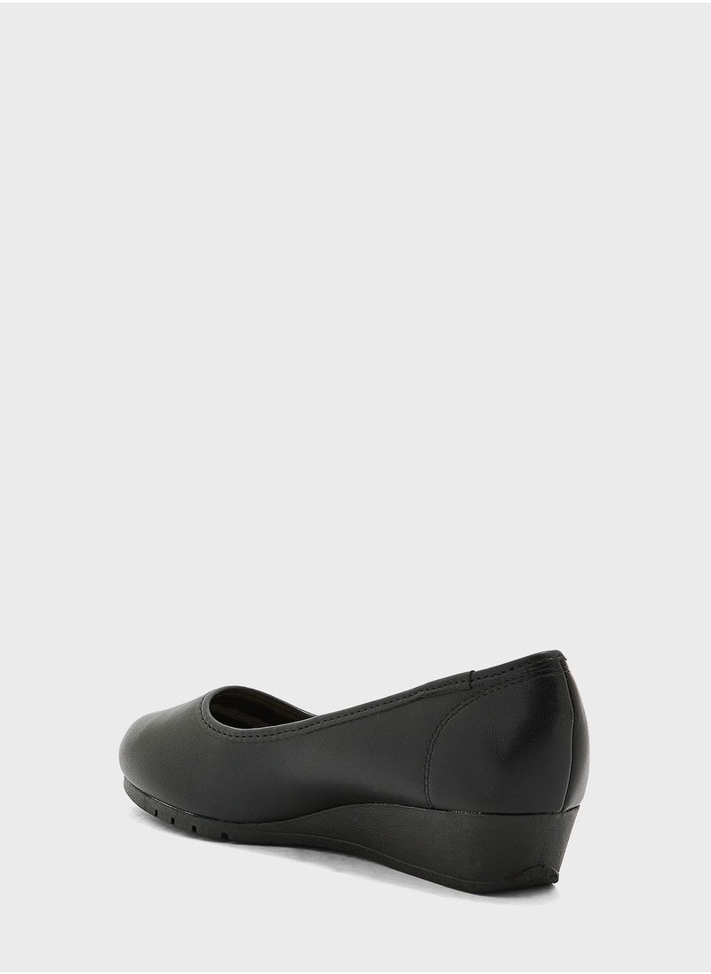 MOLECA - Hattie Close Toe Mid Heel Pumps - Image 1