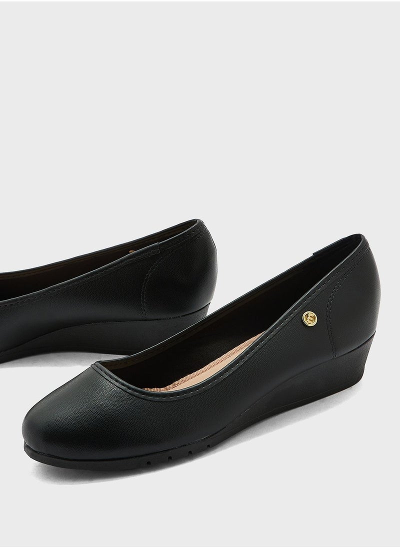 MOLECA - Hattie Close Toe Mid Heel Pumps - Image 1