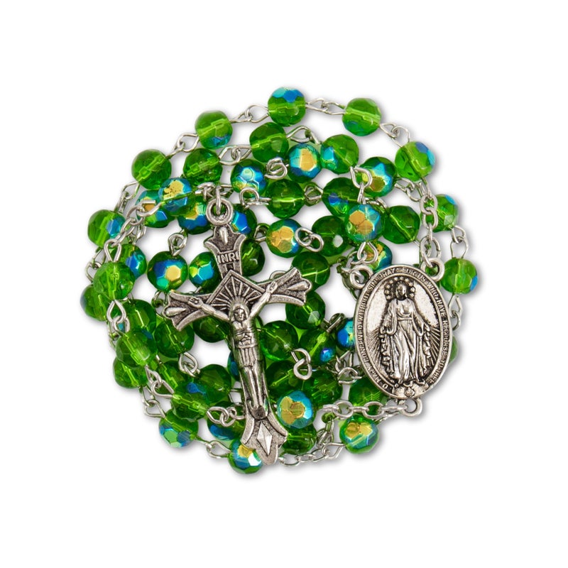 Nazareth Store قلادة مسبحة من زجاج كريستالي أخضر من متجر الناصرة ميدالية مريم العذراء صليب صليب مقدس مصنوعة يدويًا مسبحة مسيحية مقدسة للرجال والنساء