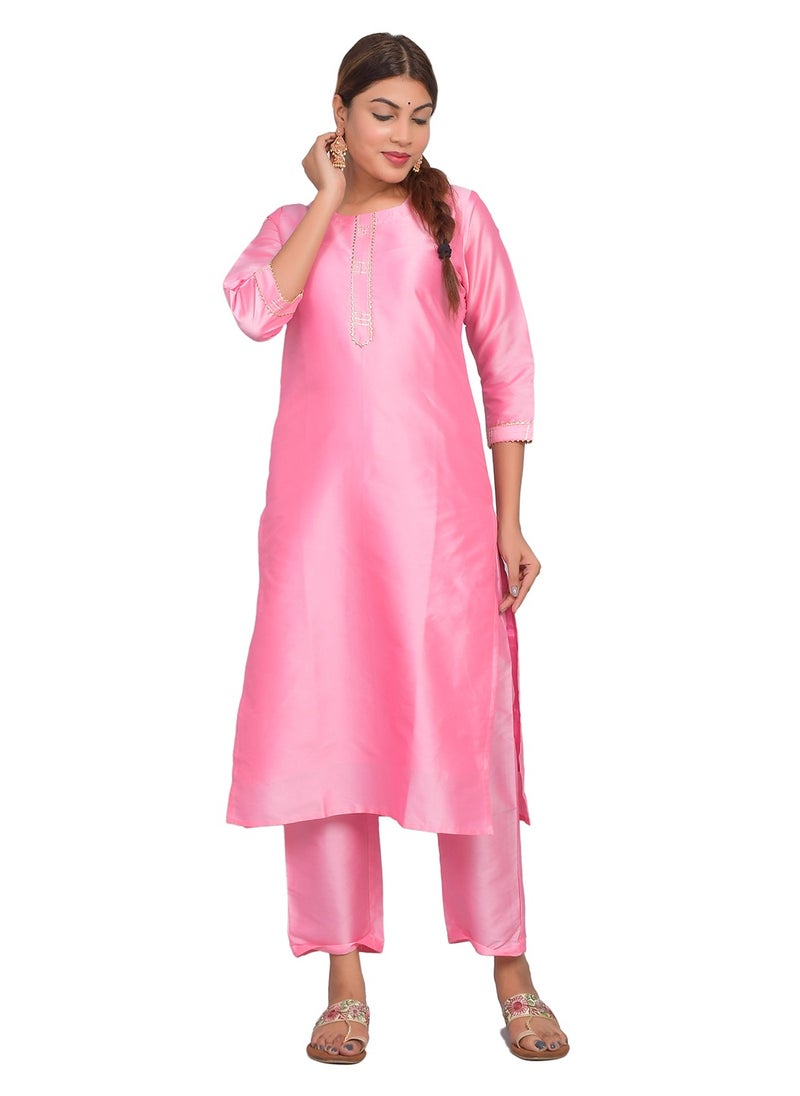 ريارا كورتي وردي فاتح للنساء مع طقم بناطيل 3/4 كم كورتا بانت طقم حرير فني (تفتا سادة) مقاس XXL  - Image 2