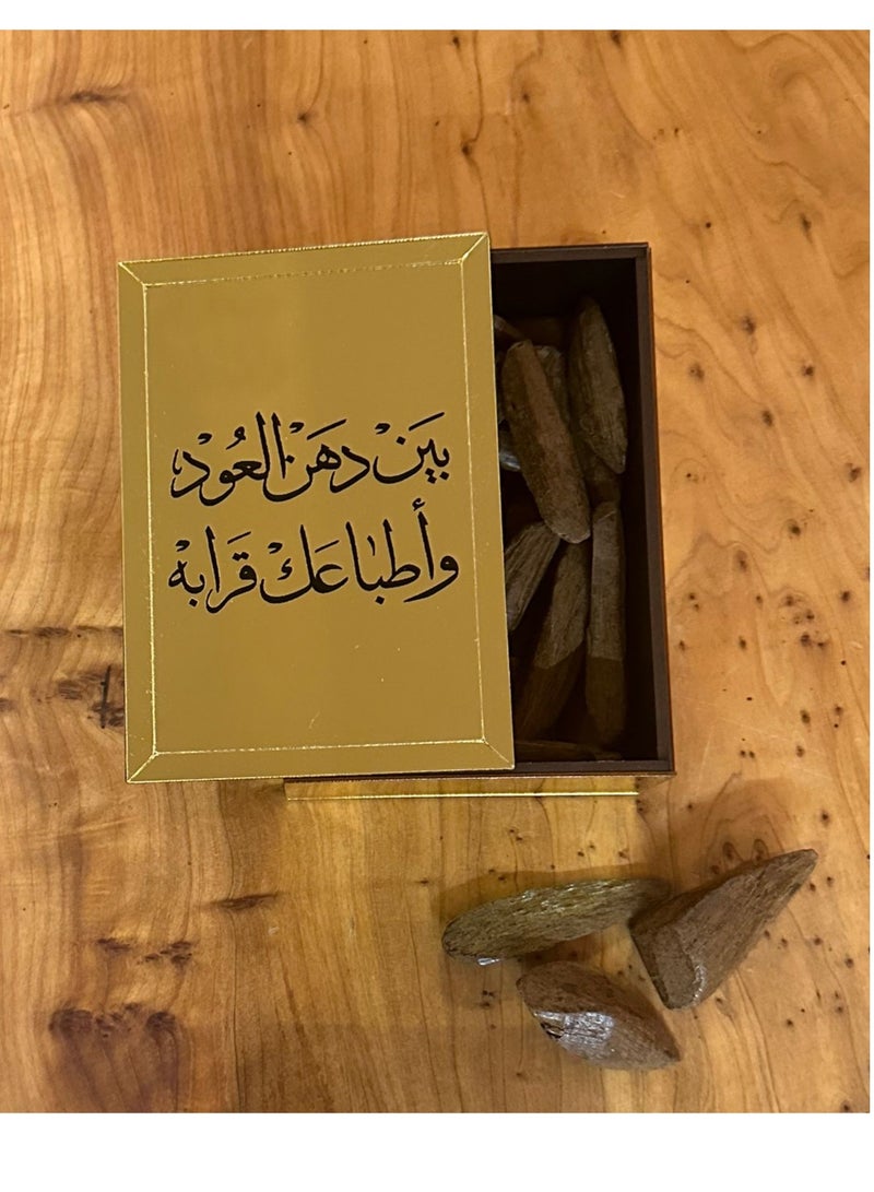حكاية شمعة صندوق تخزين للعود والبخور والاكسسوارات متعدد الاستخدامات  يحمل عبارة بين دهن العود وأطباعك قرابة - Image 1