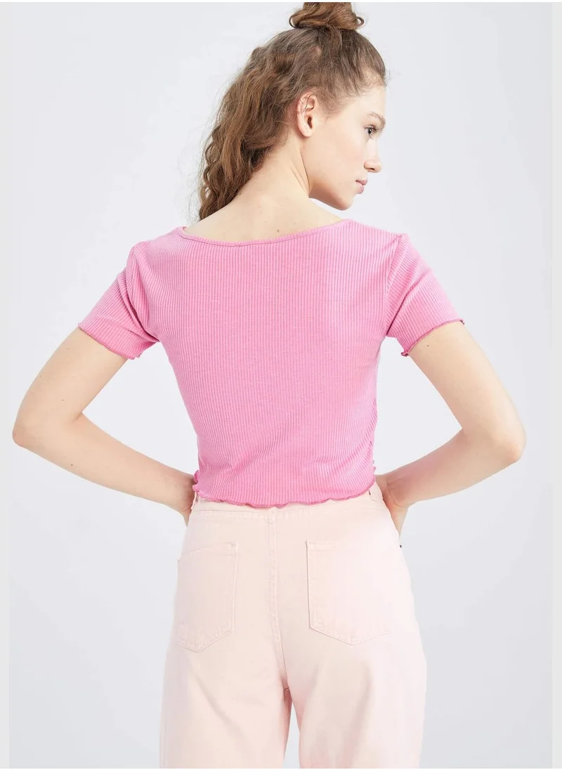 ديفاكتو Fitted V-Neck Short Sleeve Crop Top