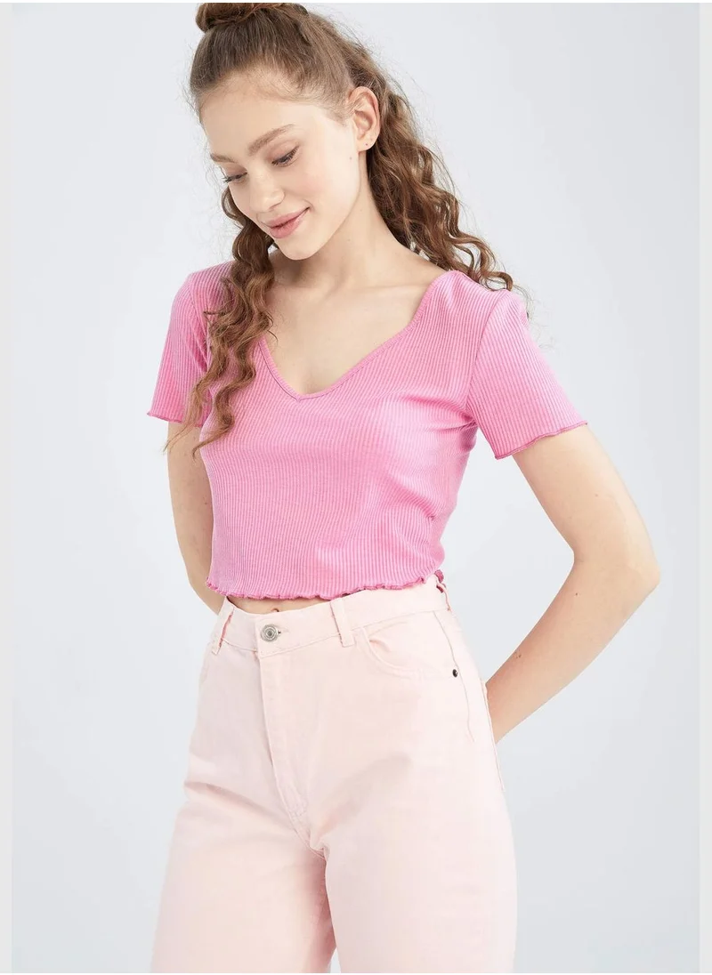 ديفاكتو Fitted V-Neck Short Sleeve Crop Top