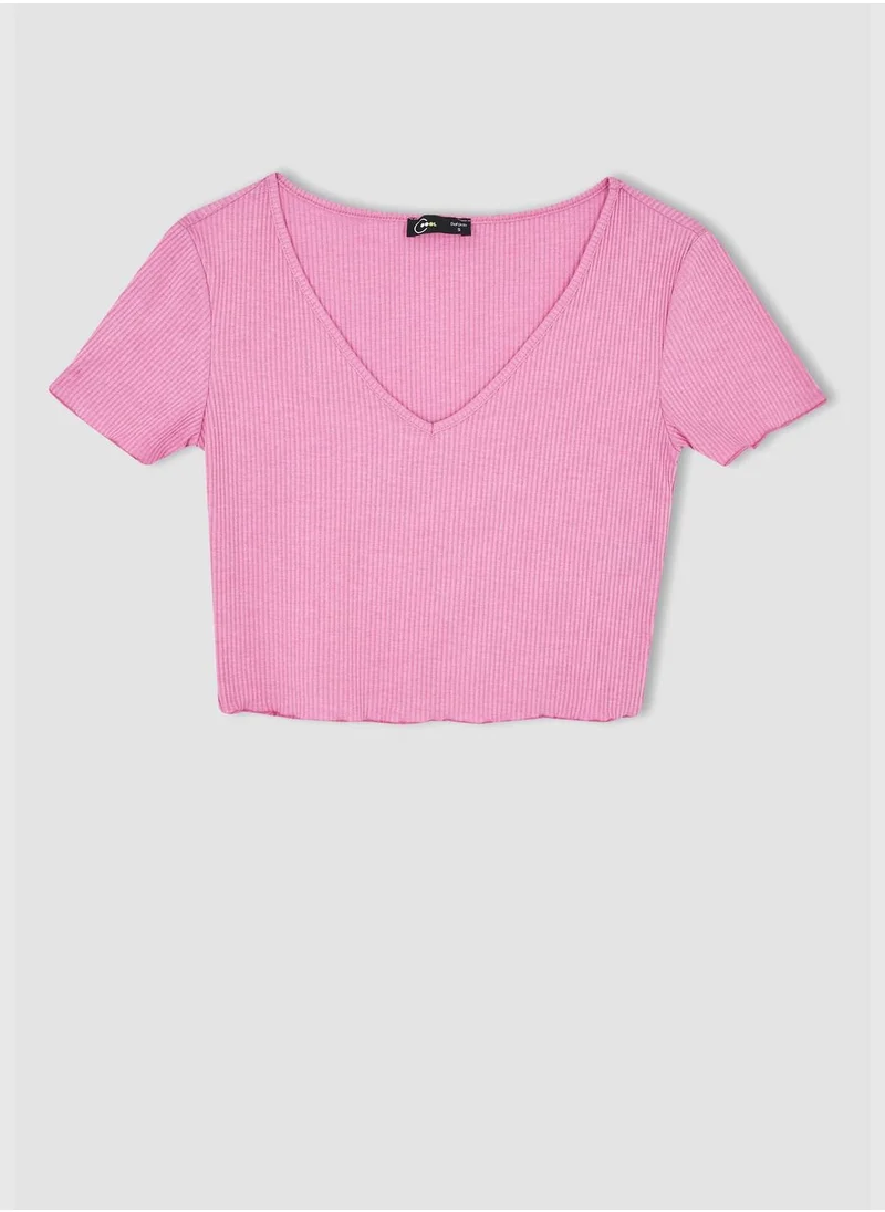 ديفاكتو Fitted V-Neck Short Sleeve Crop Top