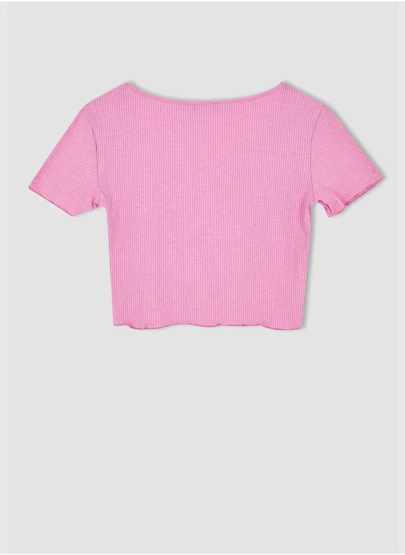 ديفاكتو Fitted V-Neck Short Sleeve Crop Top