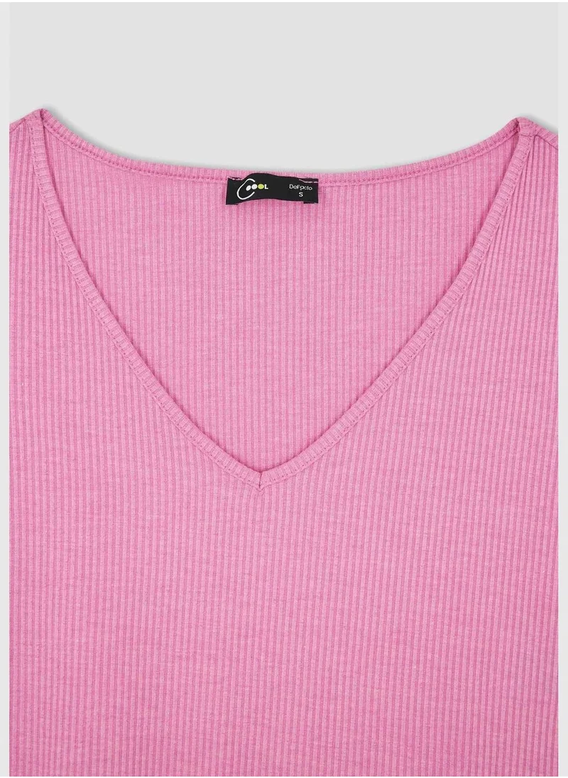 ديفاكتو Fitted V-Neck Short Sleeve Crop Top