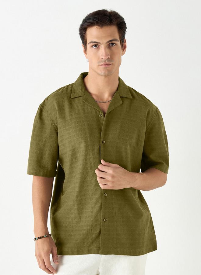 ايكونيك قميص بارز الملمس بقصة عادية وياقة كامب وأكمام قصيرة من آيكونيك - Image 1