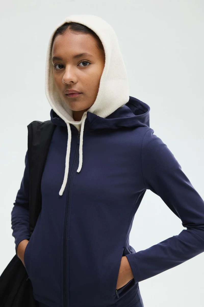 اتش اند ام جاكيت رياضي من نسيج سوفت موف