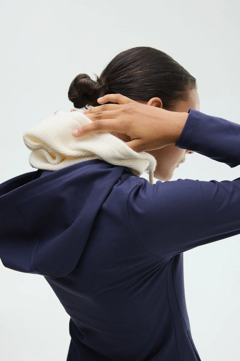 اتش اند ام جاكيت رياضي من نسيج سوفت موف