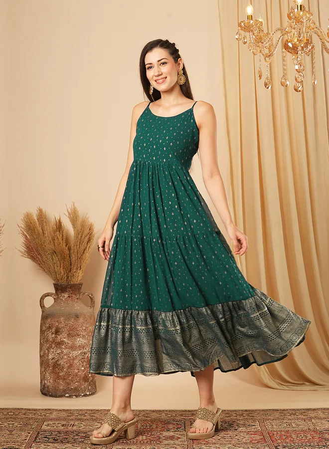 جلو باص فستان ميدي احتفالي بحمالات ونقوش مزخرفة