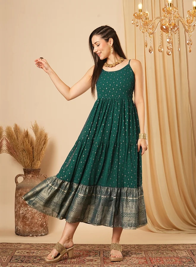 جلو باص فستان ميدي احتفالي بحمالات ونقوش مزخرفة