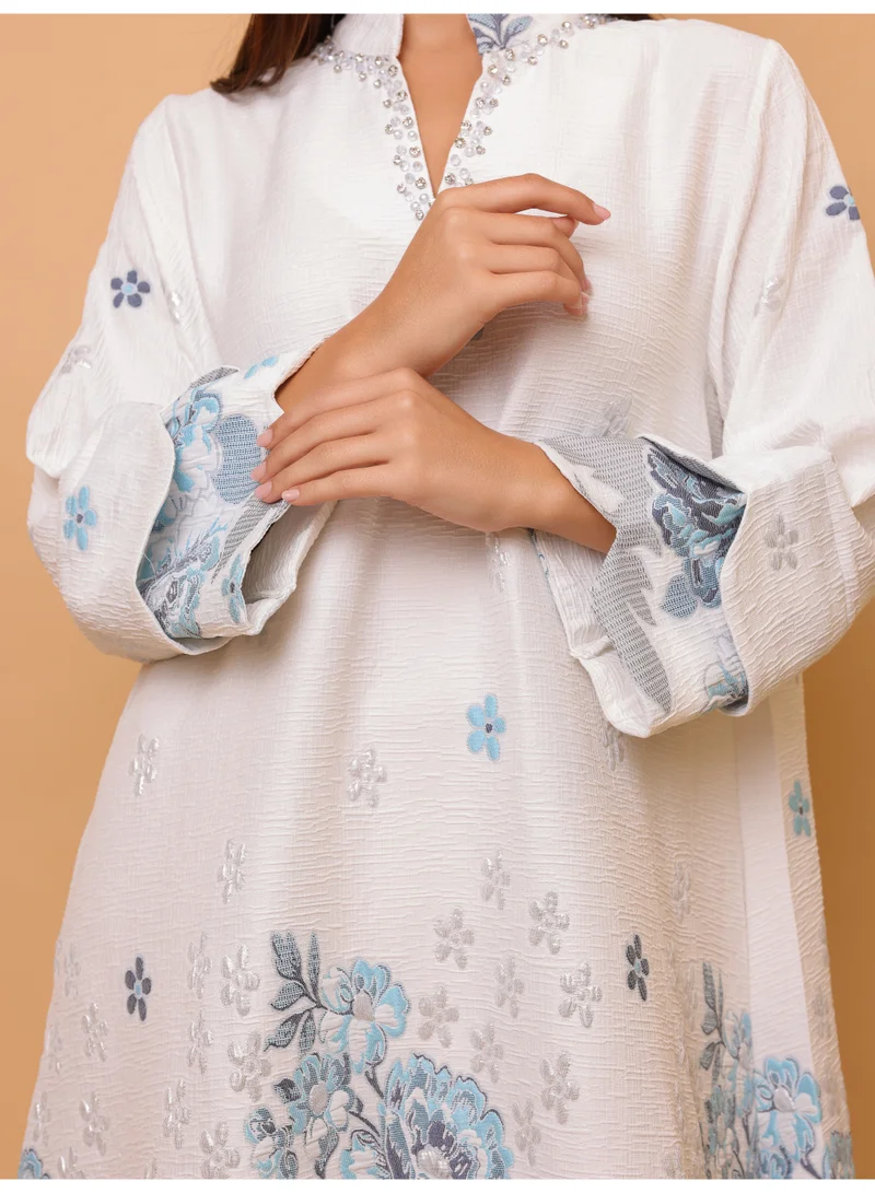 اكسا جلابية بتصميم جميل وطبعات تفاصيل زهور أبيض