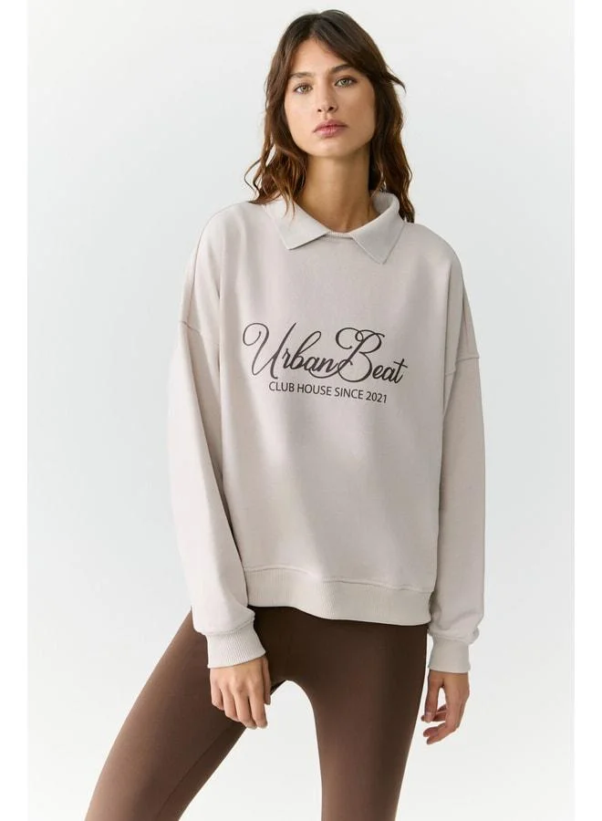 Urban Beat Alexia Women's Knit Shirt-Collar Printed Detailed Relaxed Stone-Colored Sweatshirt.