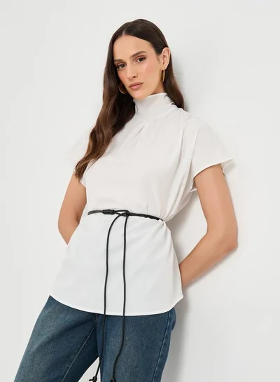 ستايلي بلوزة بيضاء بياقة عالية وحزام برباط