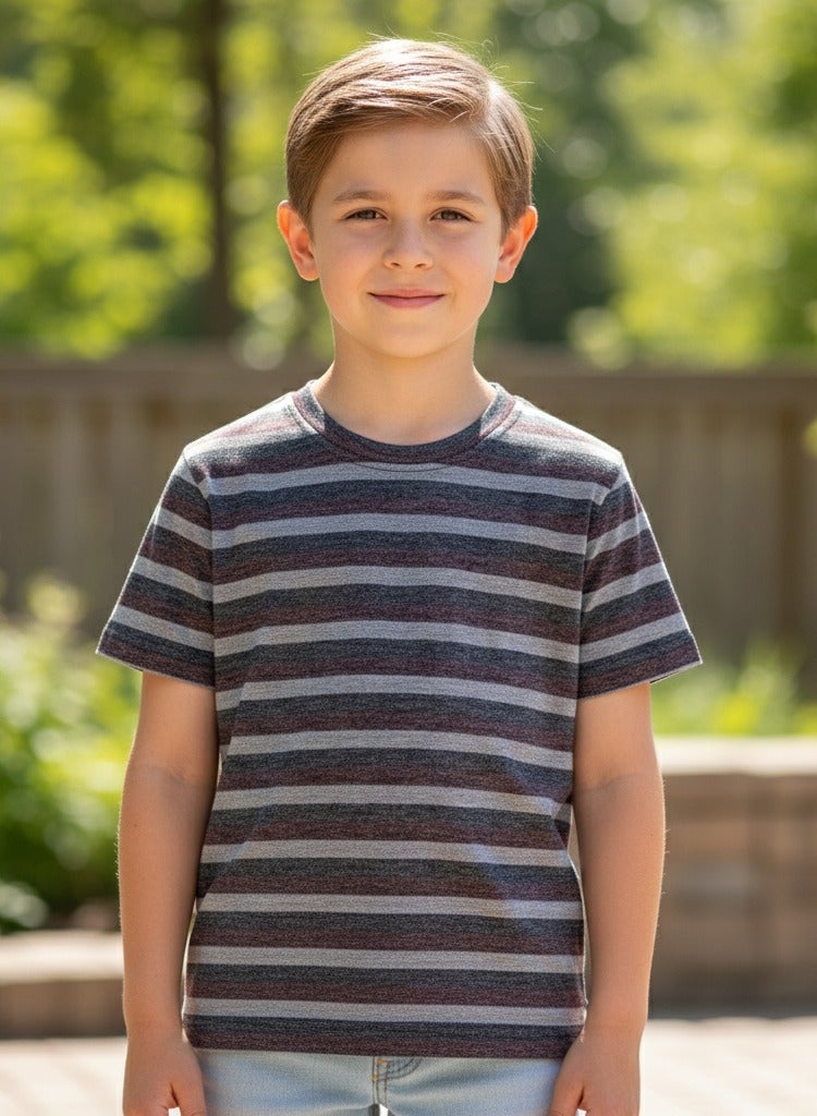 A trendy T-shirt with stylish stripes. Short-sleeved crew neck T-shirt - Image 3