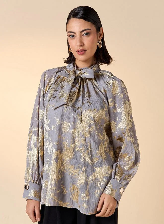 ايكونيك توب بطبعة فويل الأيقونية بأكمام طويلة وتفاصيل ربطة عنق