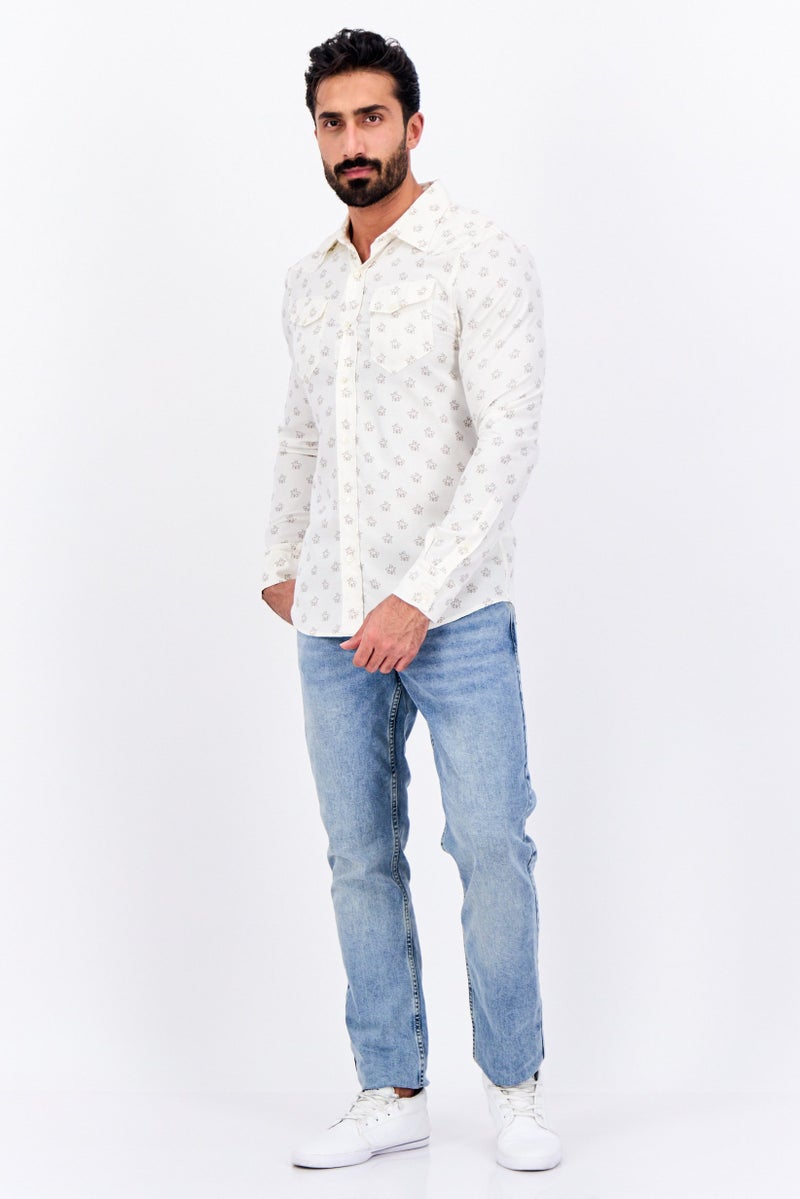 Wrangler قميص رجالي بقصة عادية بأكمام طويلة وطباعة شاملة، بيج - Image 3