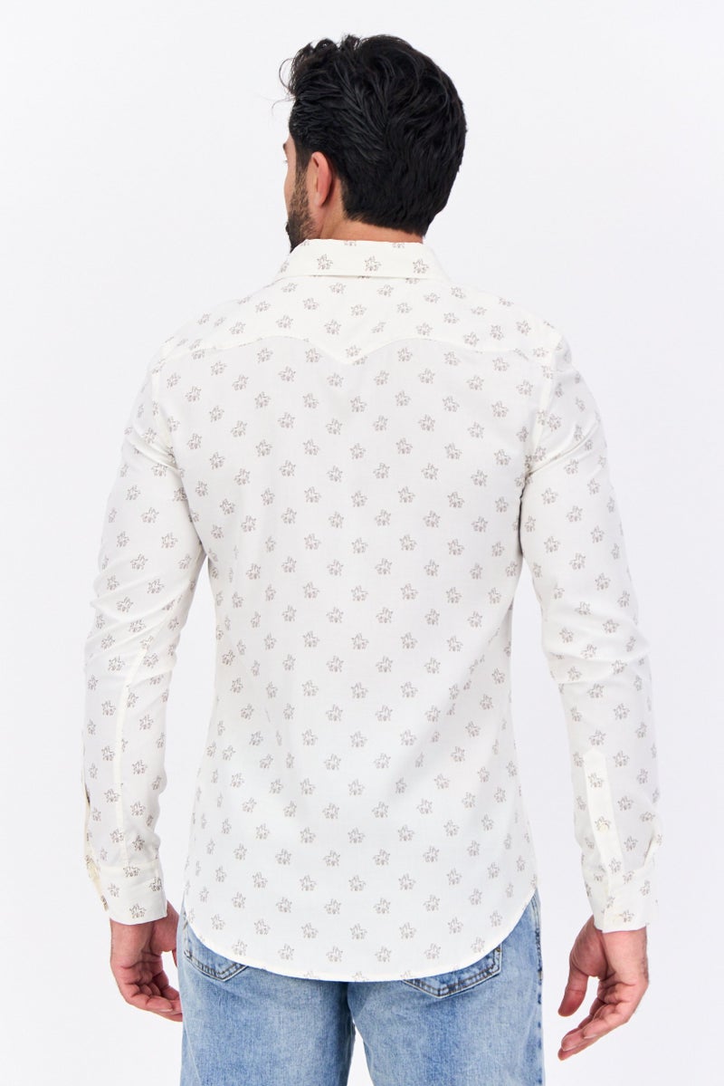 Wrangler قميص رجالي بقصة عادية بأكمام طويلة وطباعة شاملة، بيج - Image 4