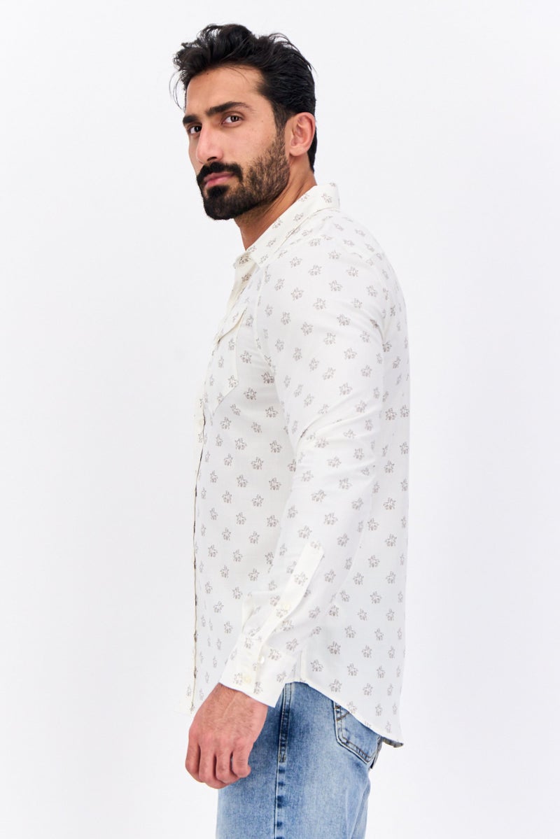 Wrangler قميص رجالي بقصة عادية بأكمام طويلة وطباعة شاملة، بيج - Image 2