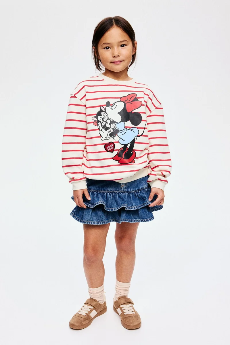 اتش اند ام بلوزة من نسيج سويت شيرت مزينة بطبعة