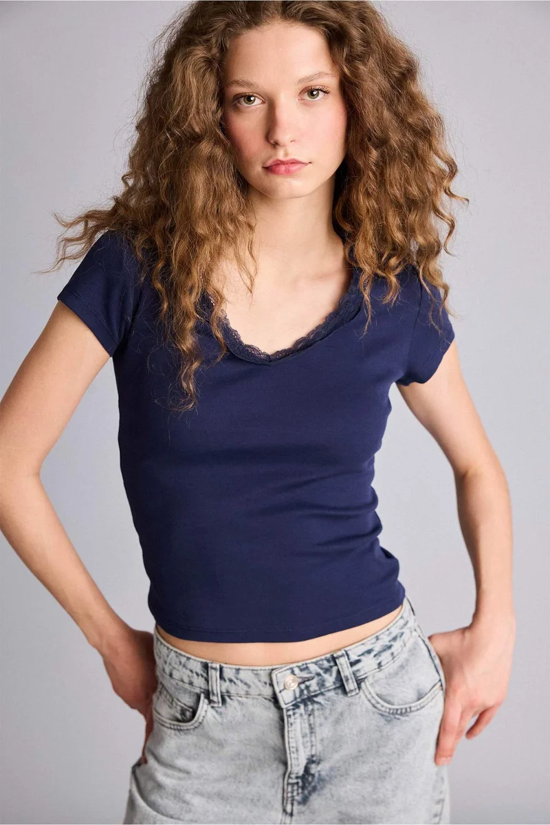 ديفاكتو Slim Fit Lace Neck Ribana Short Sleeve T-Shirt
