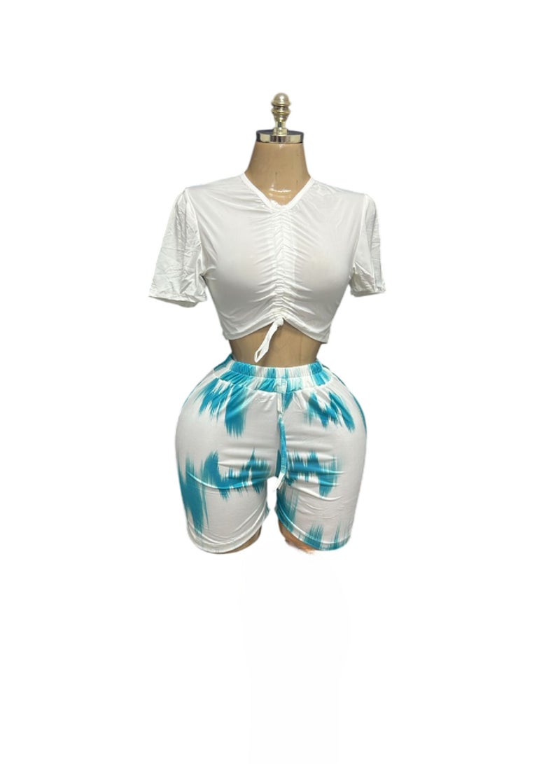 طقم بيجامة نسائي مكون من قطعتين، يتكون من بلوزة قصيرة بيضاء مكشكشة مع شورت قصير بأكمام قصيرة وصبغة تاي