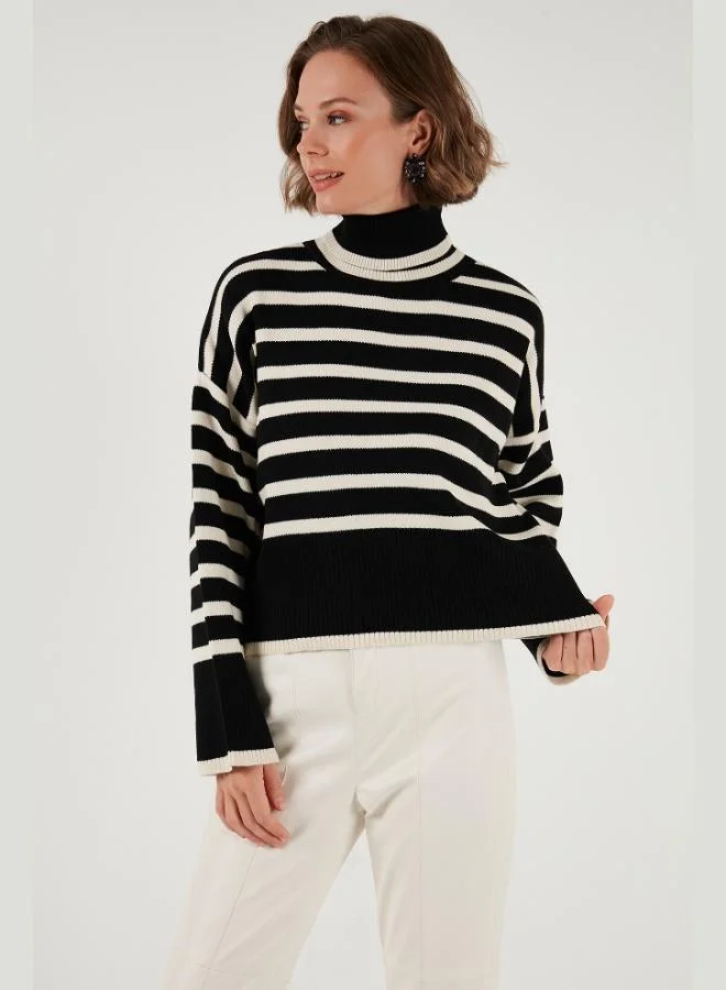 ليلا ليلا سويتر نسائي محبوك بياقة مدورة وخطوط أكريليك