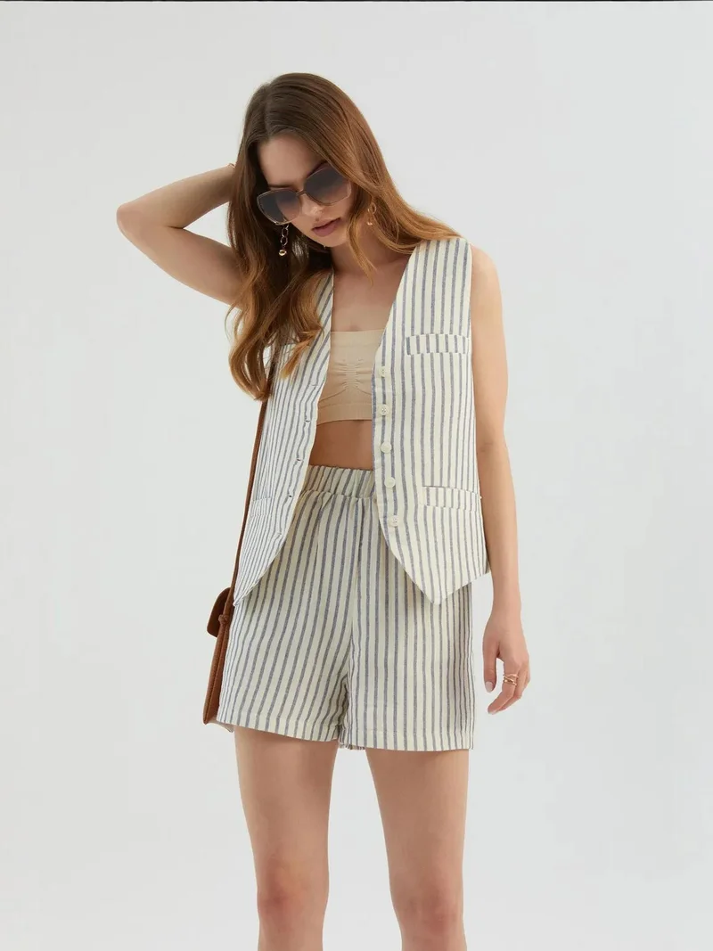 زوبعة شورت بخصر مرتفع وخصر مطاطي مخطط